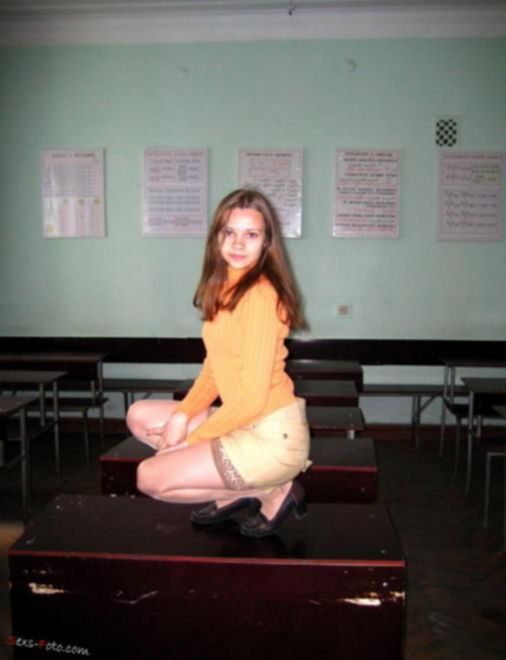 Русская 18-ти летняя студентка раздевается прямо в классе в колледже